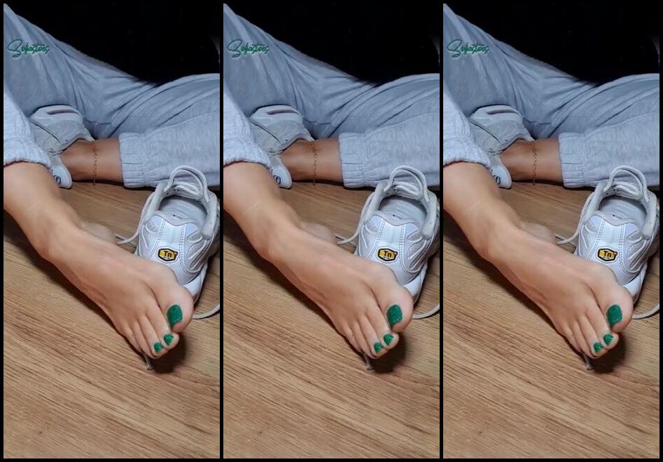 Sofiastoe Aka Sofiastoes Onlyfans I Know You Love It When I Wear My Sneakers Without Socks Ps For Better Video Quality Right Corn