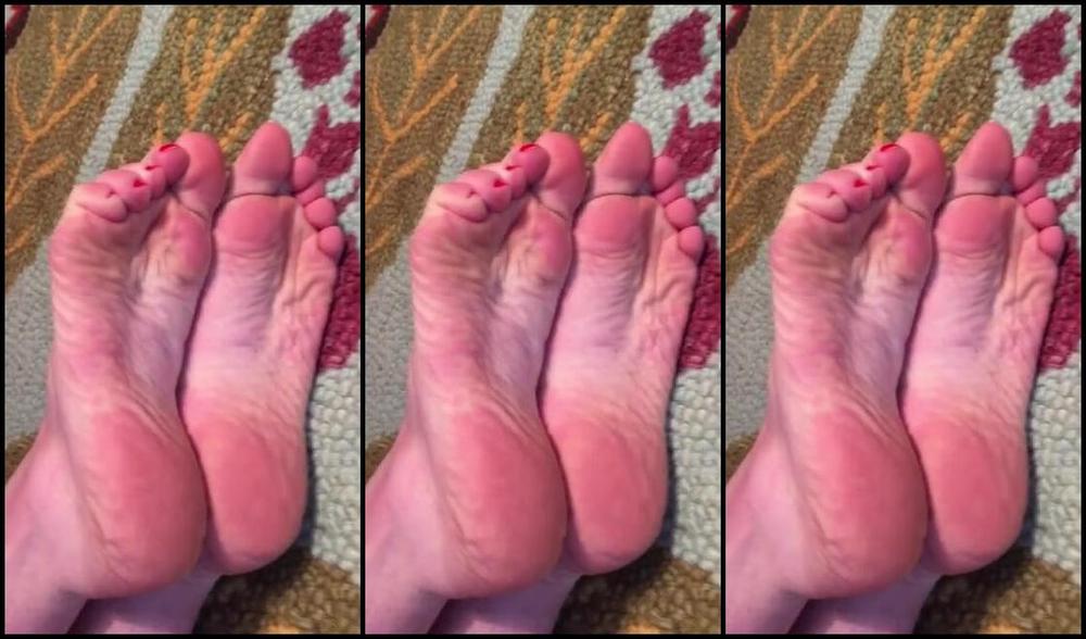 Ms Tomorrow Nicknamed Dommetomorrow Onlyfans 2 Min Barefoot Tease On The Cute New Rug Some Bitch Bought Me