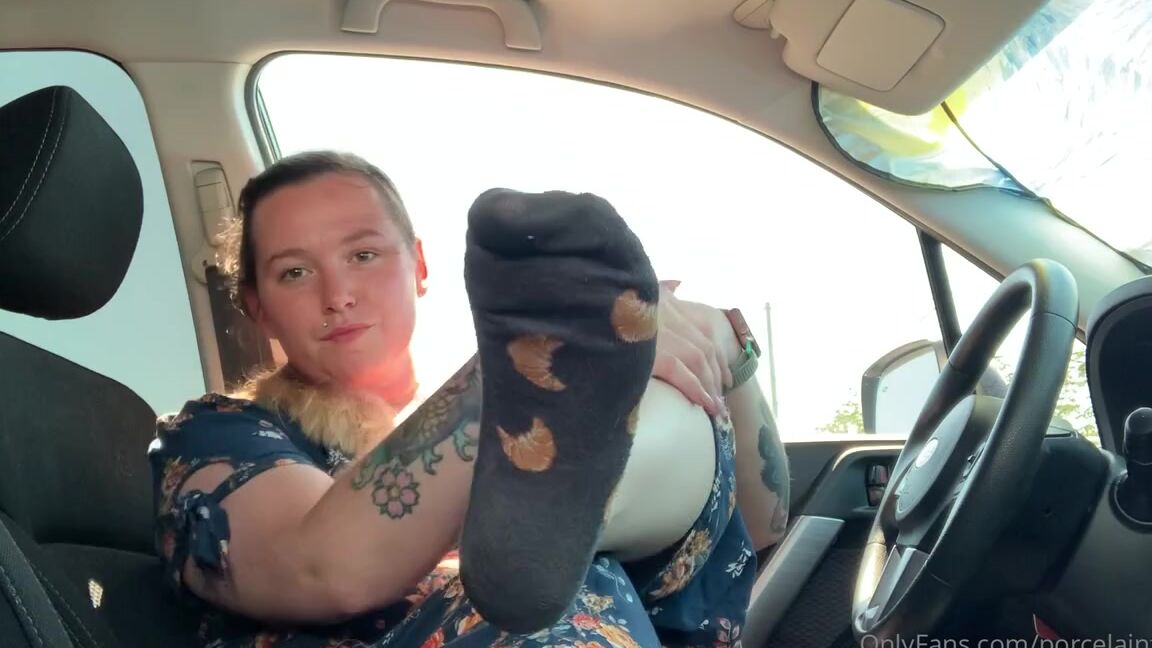 Porcelain Goddess Aka Porcelainfeets Onlyfans Hi Puppies On My Lunch Break So I Wanted To Treat You All