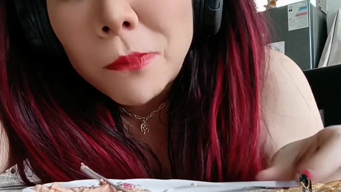 Giantess Debora Nicknamed Giantess Debora Onlyfans Vore Tiny Snack 15Min A Little Juuce Snack Appears My Food Bowl What Should I Do With This Litt