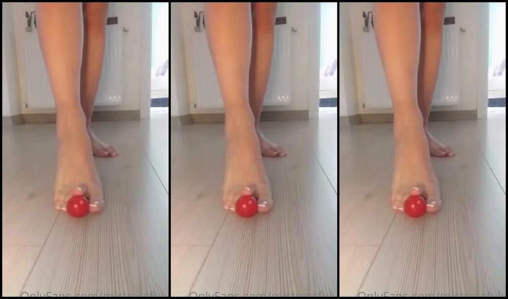 Mistressfulya Onlyfans Ayaklarimla Beslenecek Domatesin Tm Suyunu Parmaklarimdan Emeceksinp