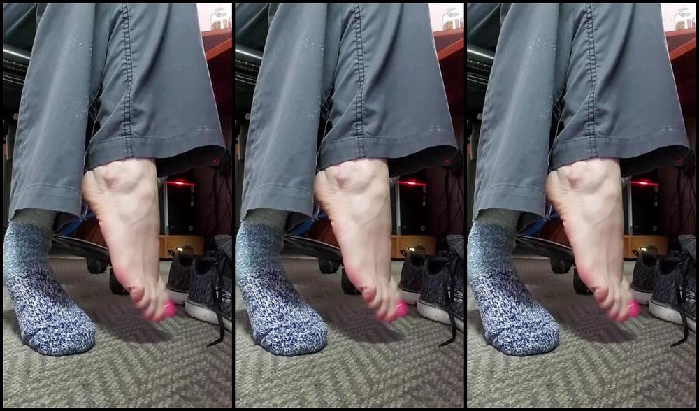 Sloans Paws Nicknamed Sloan Paws 02 06 2020 Onlyfans Video Shhh Im At Work Trying Not To Get Caught Teasing You With My Feet Would You