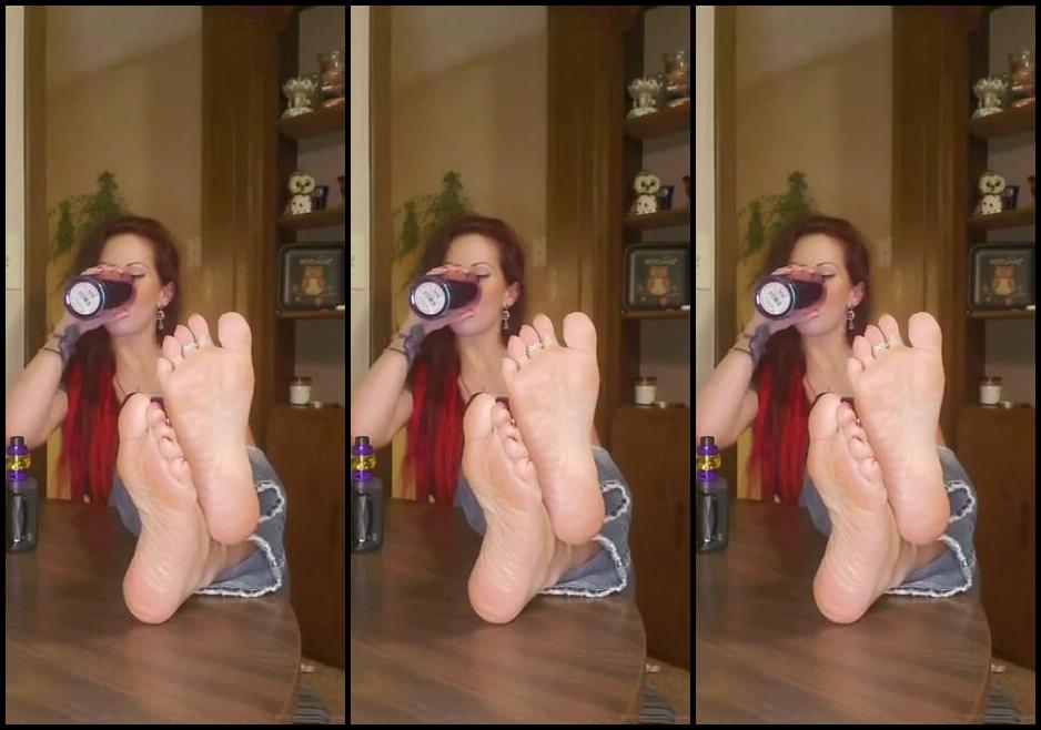 Mssjada Nicknamed Mssjada Onlyfans Drinking My Tea And Playing On My Tablet With My Feet Up On The Table Hungry