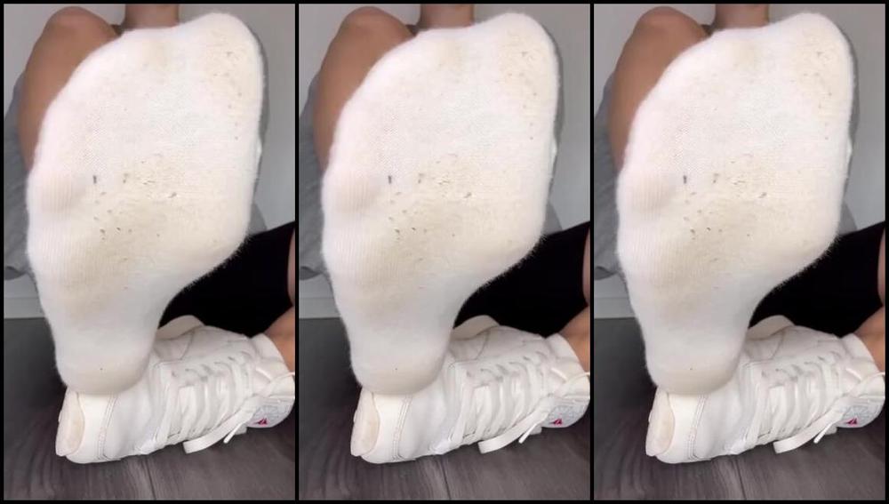 Sarina Jones Nicknamed Sarinajones 12 07 2023 Onlyfans Video Im Taking Off Those Old Reeboks To Show You The Inside Im Also Pushing My Dirty