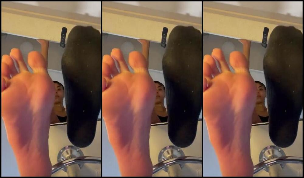 Bookiiie Nicknamed Lookmeupbookiiie Onlyfans Footstool Pov Shoe Socks Removal