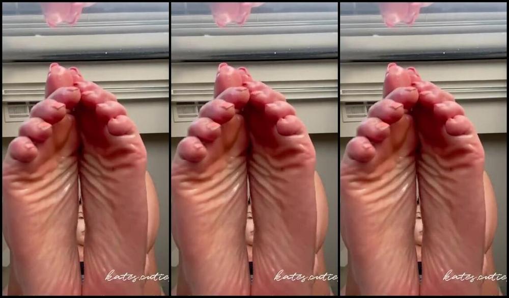 Goddess Kate Aka Katescutiies Onlyfans Another Throwback Vid Giant Oily Soles Hovering Over You Njq
