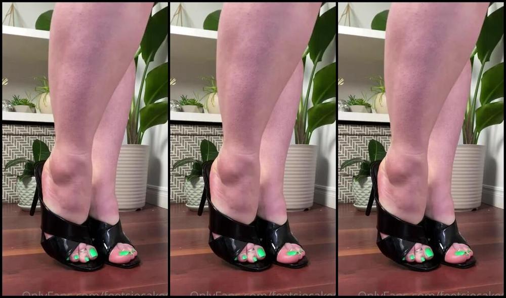 Caroline Aka Feetsiecakes Onlyfans Another Shoe Fashion Show This Time It S The Iconic Mules