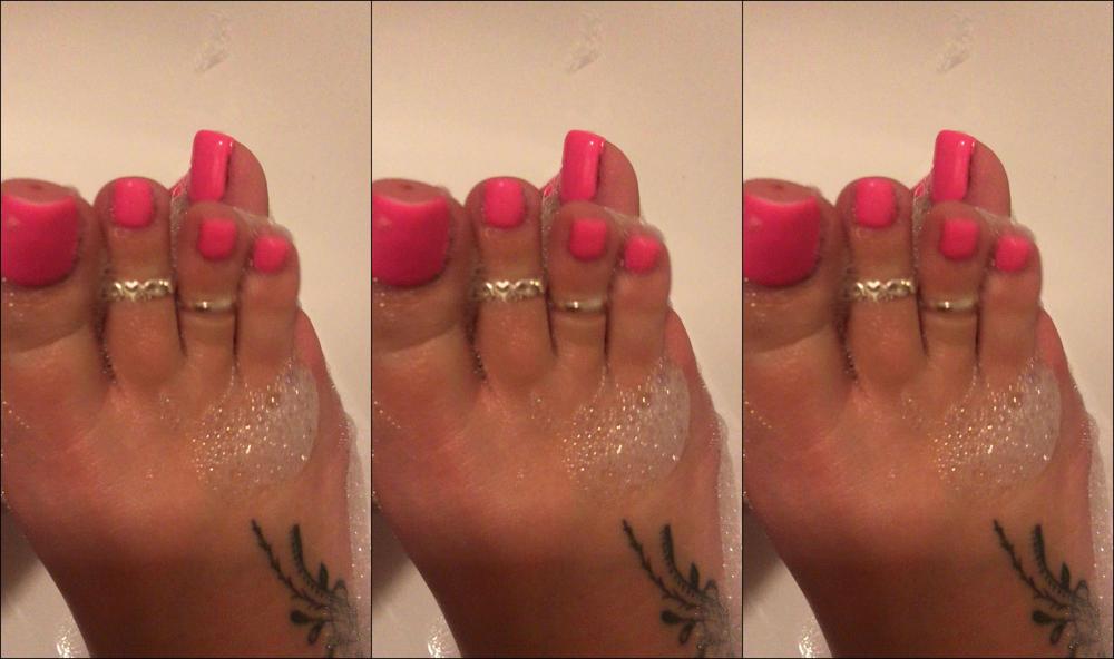 Footsiegalore Only Fans Exclusive Playing With Bubbles In The Tub