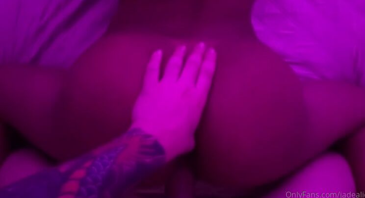 Jadeadalieofc 2275805710 11 16 2021 Levando Porra No Cuzinho