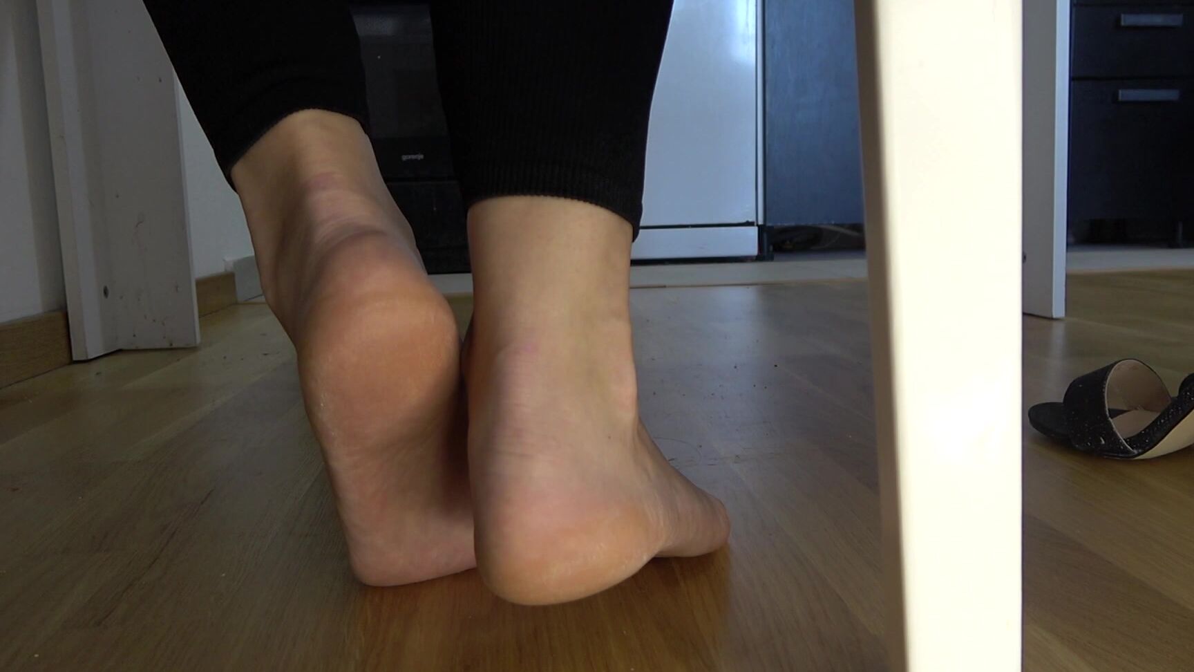 Amateur, Feet, Foot Fetish, Masturbation, Orgasms secretary-anna-relaxes-her-feet-at-work ManyVids