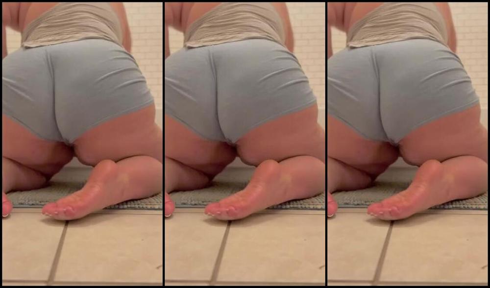 Aminamarie Onlyfans Cleaning This Bathroom Why Don T You Let Me Clean You Too 1