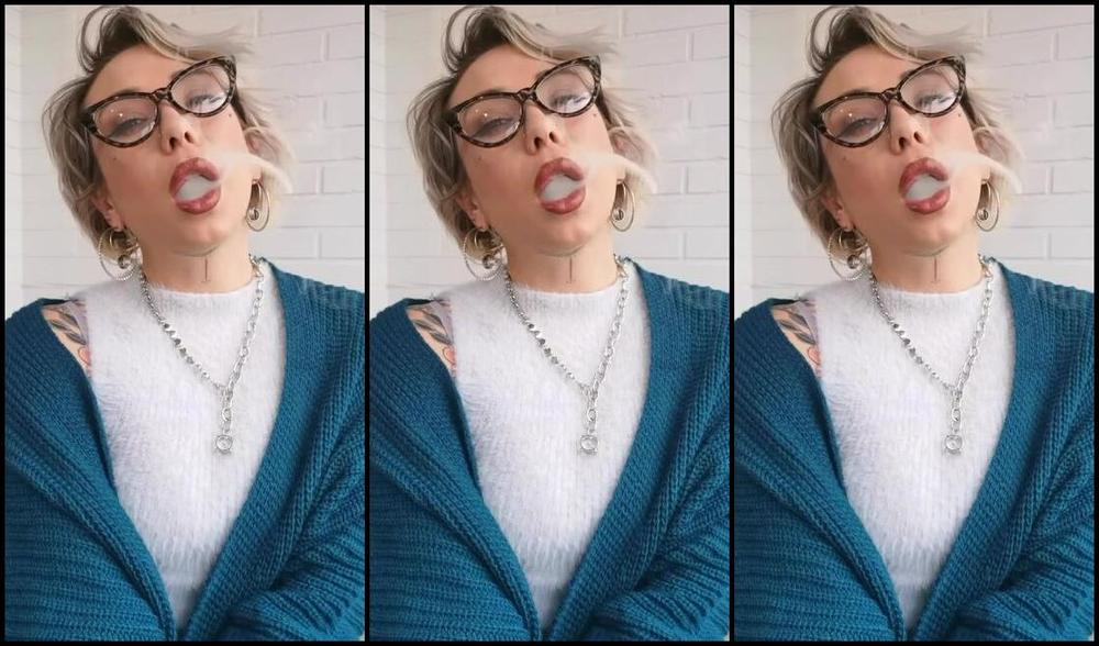 Queen Kinkerbell Nicknamed Kinkerbell23 Onlyfans Enjoying A Cheeky Cigarello Before I Head Out For The Day Trying To Make Sure You