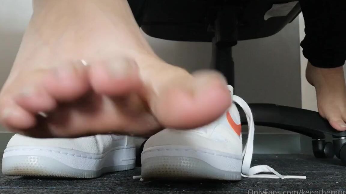 Ktp Nicknamed Keepthemprettyx Foot Fetish 09 16 2021 Onlyfans Video Sit Under My Desk And Smell My Sweaty Feet While I Work
