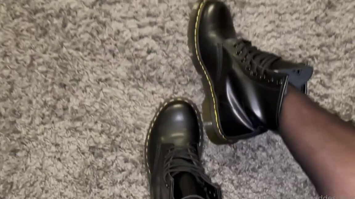 Goddessmona 91 Onlyfans Ob Meine Fe Ordentlich Geschwitzt Haben In Den Boots Oh Ja Und Du Willst Einfach Nur Noch Tiep