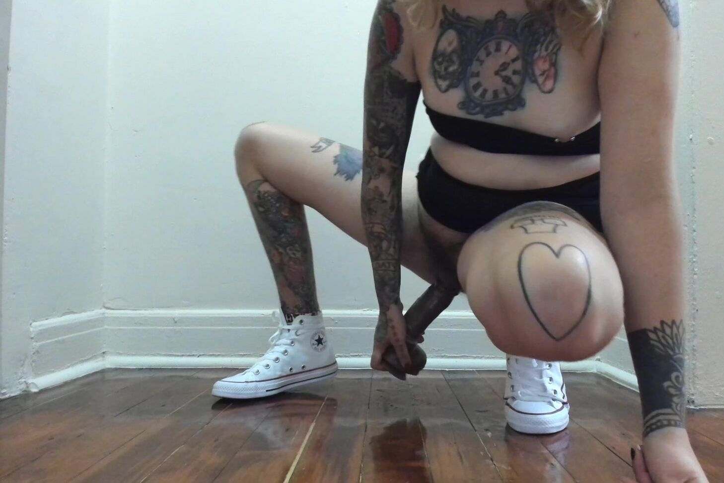 Feliciafisher Hairy Big Toy Fuck Squirt In Converse