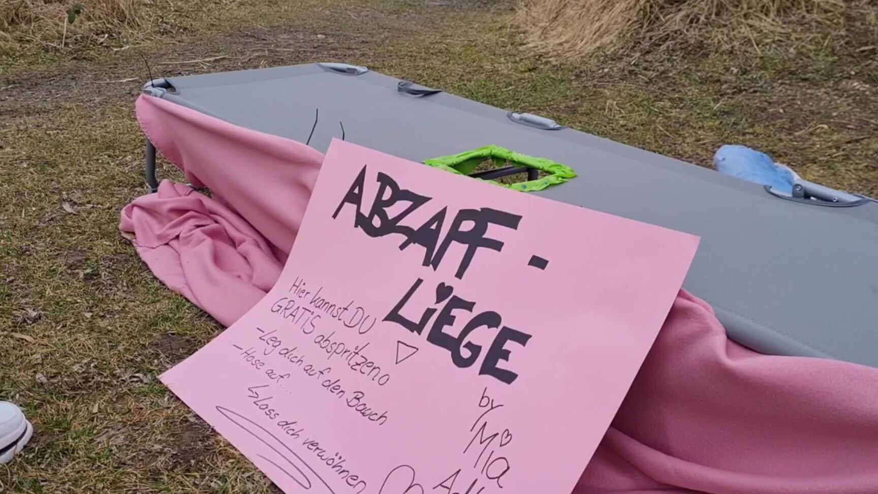 Mia Adler - Premiere - Die Abzapf-Liege - Mein mobiles Gloryhole fuer den Badesee MyDirtyHobby