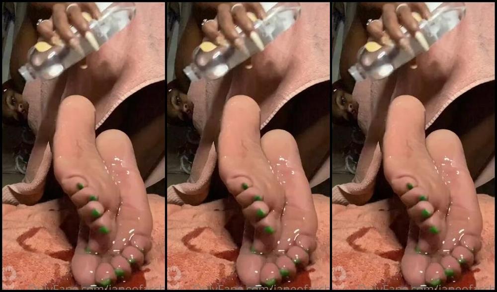 Janeofarchs Onlyfans I Heard Santa Likes Oil And Soles