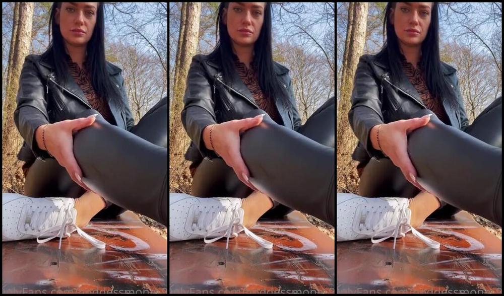 Goddessmona 91 Onlyfans Ist Das Nicht Mal Wieder Ein Unglaublicher Anblick Schau Dir Diese Socken An Wie Hell Die Sohlen Schp