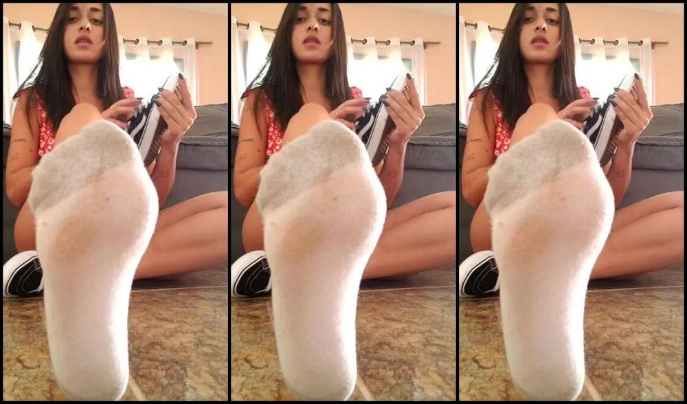 Goddessellen96 Onlyfans I Went For A Walk At 7 Am And I Still Have Foot Odor On My Feet In These New Sneakers