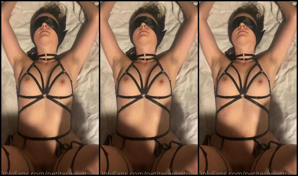 Petitesweettreatx 08 28 2022 Onlyfans Video Wearing The New Gift From The Anonymous Sender And It Doesnt Get In The Way At Qkw