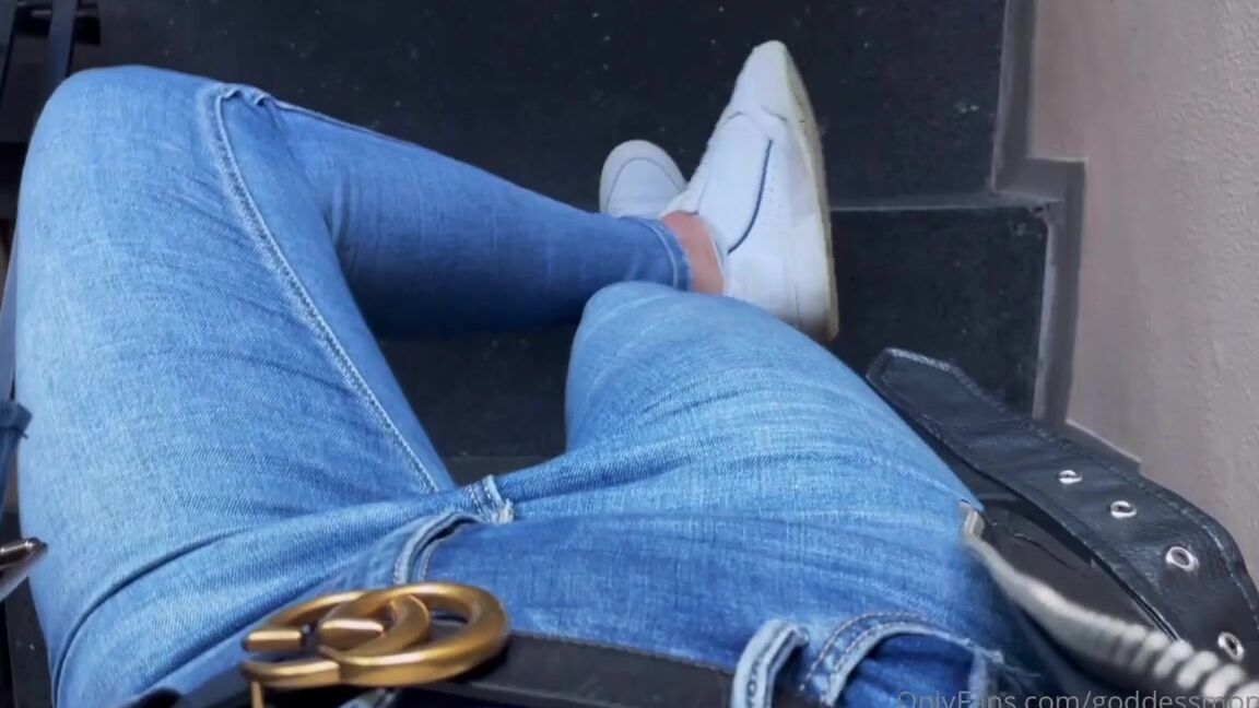 Goddessmona 91 Onlyfans Ich Habe Schon Beim Spazieren Gemerkt Das Diese Socken Nass Sind Na Los Auflecken I Noticedp