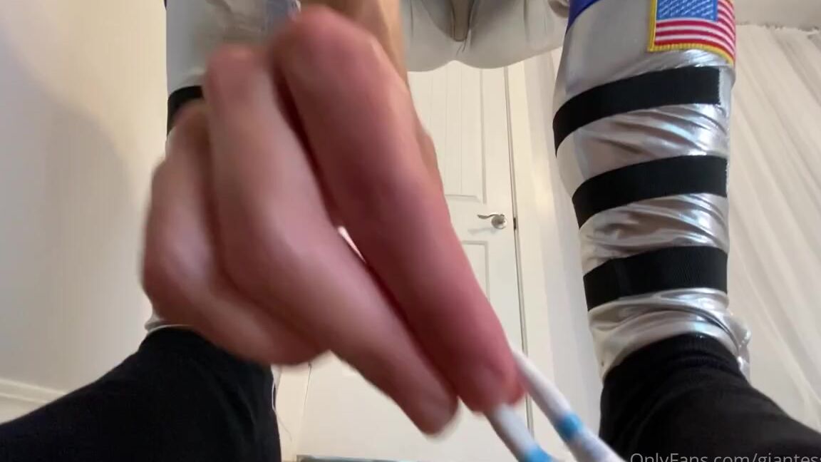 Giantess Tara Nicknamed Giantesstara 10 25 2022 Onlyfans Video Happy Tiny Tuesday This Little Lady Was Sent Into Space And Had To Face My Asteroid