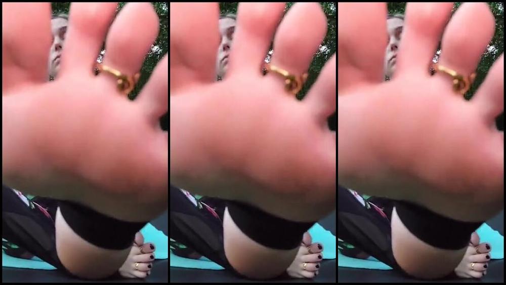 Mythicmaggie Onlyfans Bitchy Hot Girl From Yoga Class Makes You Smell Her Feet Pov You See The Hotp