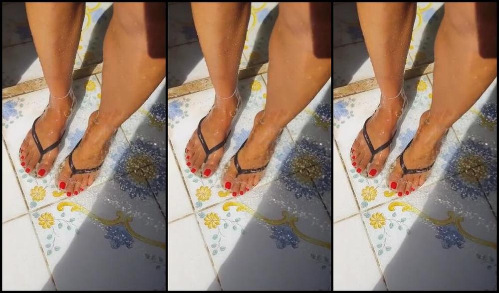 Atomictoez Nicknamed Atomictoez Vip Onlyfans Cherries Under The Shower Swipe For More