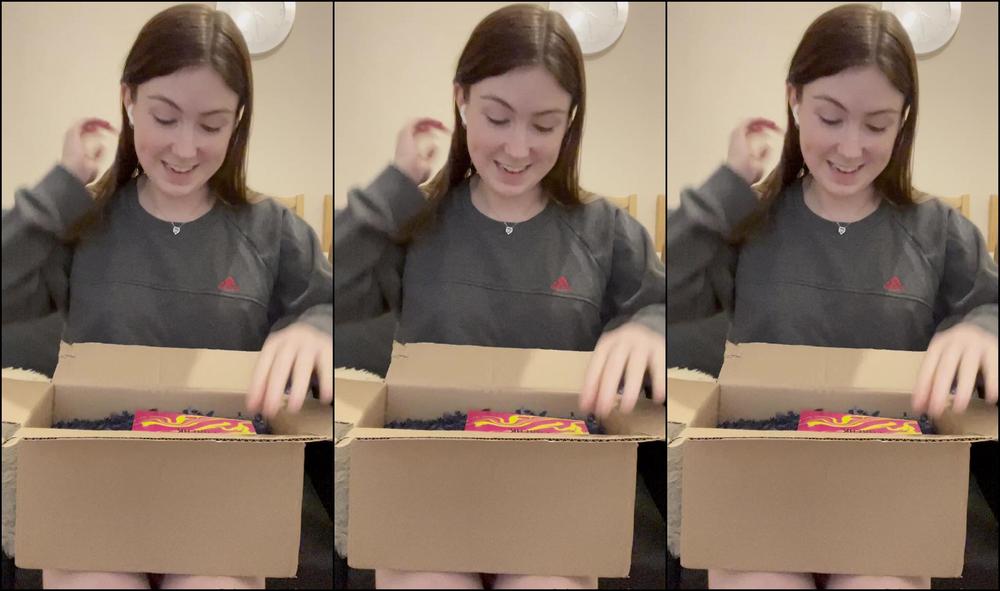 jessiebuns-25-03-2021-2064575830-big-tentacle-dildo-unboxing-let-s-stretch-me-up-to-bruno