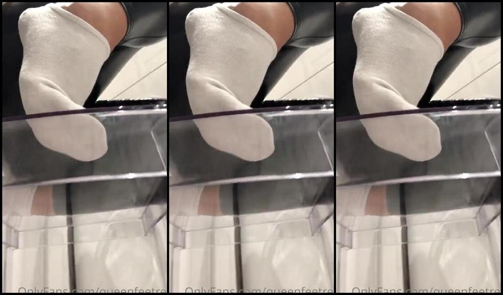 Queenfeetred Nicknamed Queenfeetred Onlyfans You Like More Latex Leggins Or White Ankle Socks