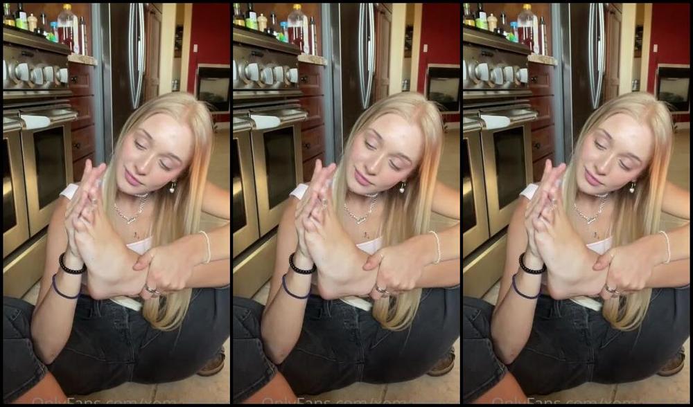 Goddess Kaylee Aka Xomaddykxo Onlyfans They Smell Amazing Here U Sniff And Tell Me What They Smell Like Fh0P