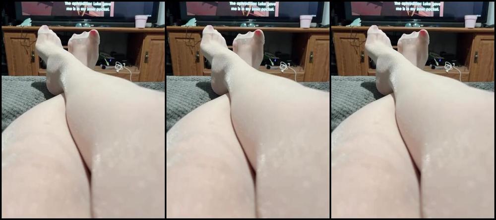 Snowpriness Onlyfans While I Watch My Anime You Can Watch My Sparkling Feet Haha