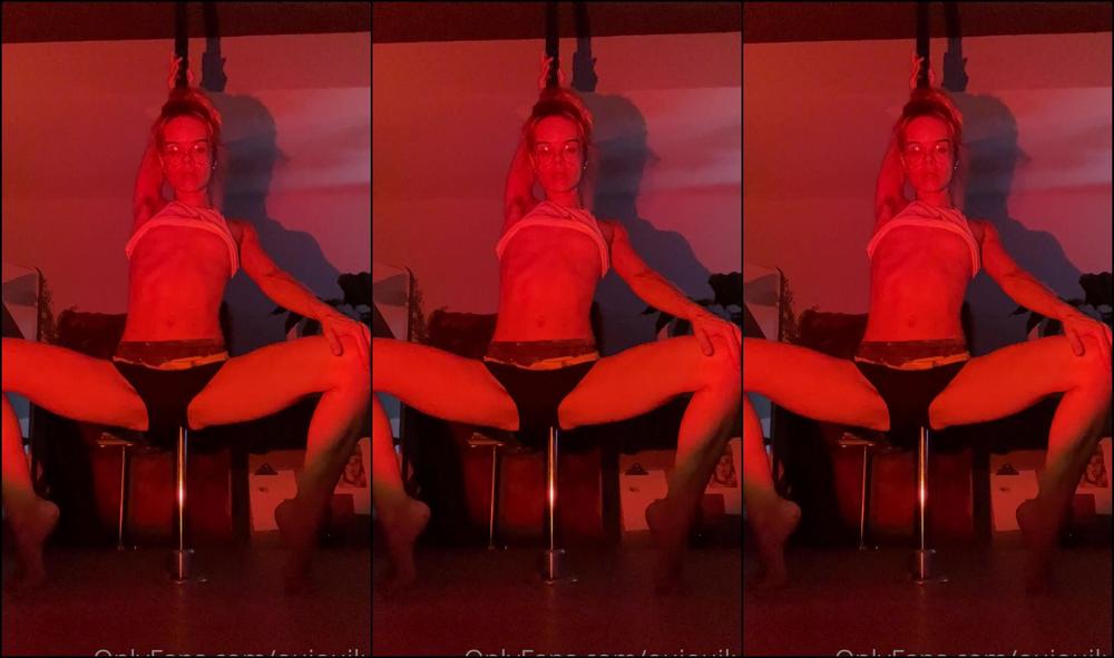 ouiouilux-30-01-2022-2339427909-sunday-night-vibes-aura-lately-is-orangey-red-edit-the-self-portrait-in-the-back-is-screa