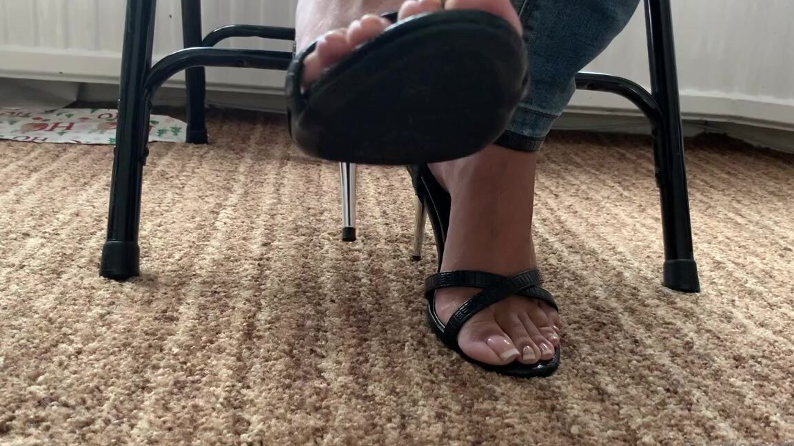 Puja Nicknamed Caramelprofessor Onlyfans I Need A Hand Removing These