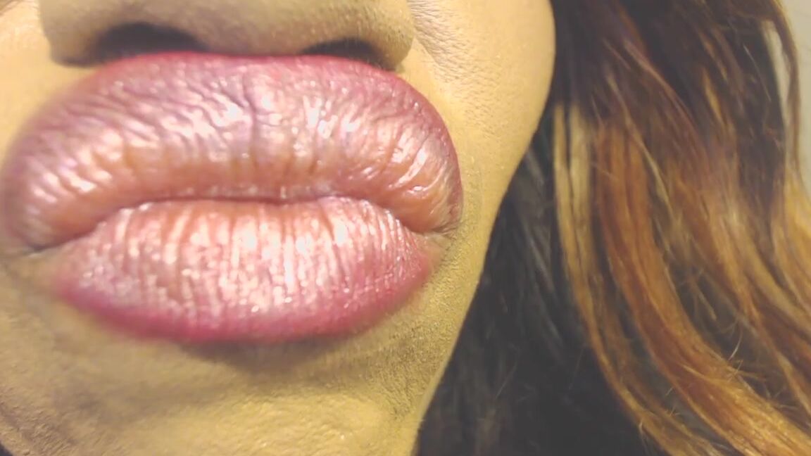 Golden Lace Lip Sniffingp