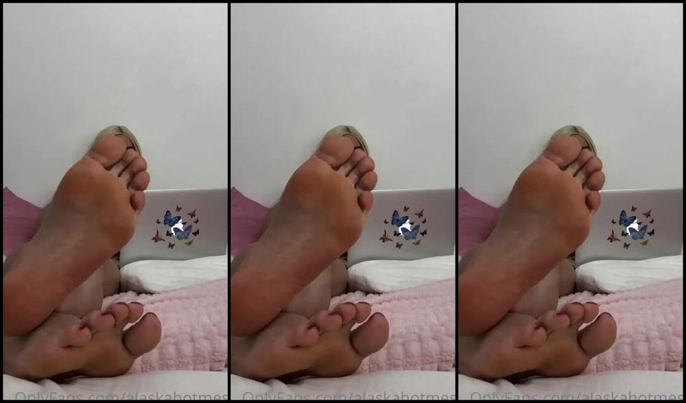 Goddess Alaska Nicknamed Alaskahotmess Onlyfans 24 Minutes Of Feet Teasing Worship Me While I Work On My Computer Premium