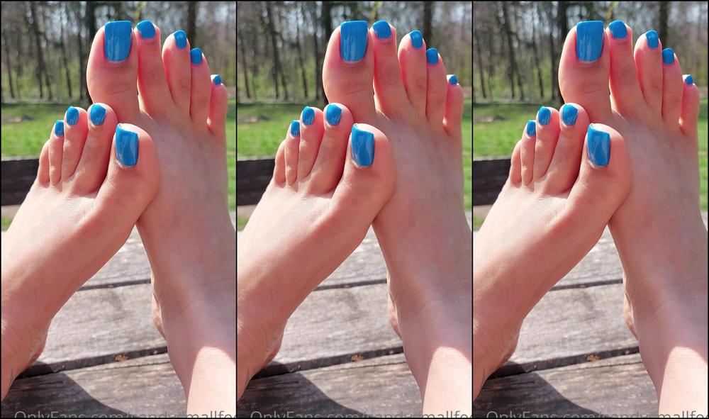 Sandysmallfeet It S Kind Of Cold Outside So Let Me Warm You Up A Bit With My Wiggling Toes