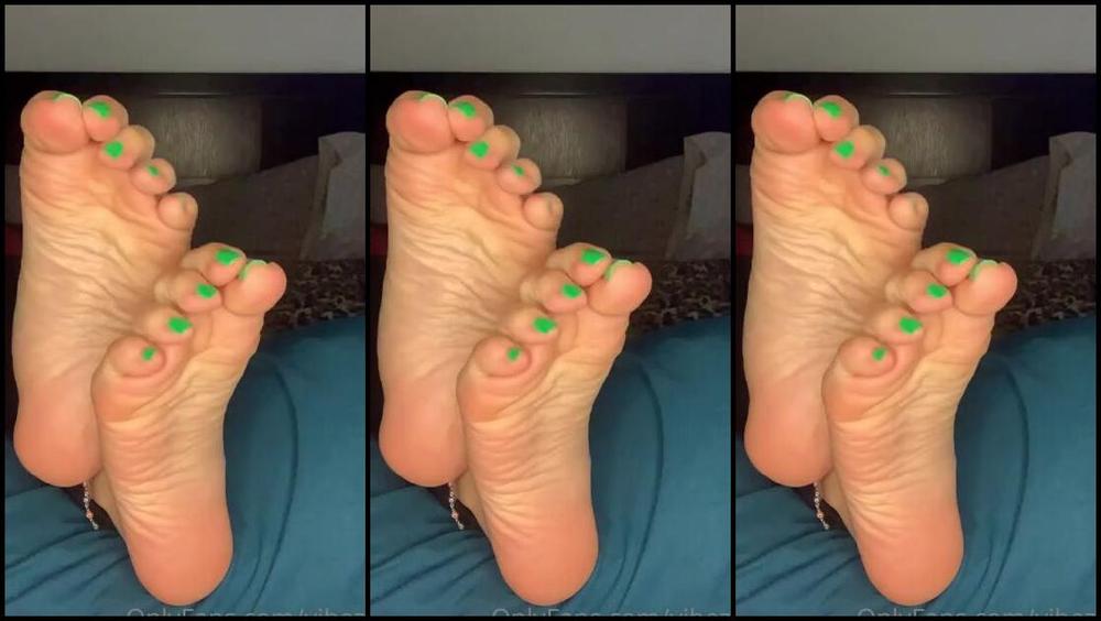 Natasha Aka Vibez3 Onlyfans Testing Out New Lighting Go Ahead Pervert Bury Your Face In Them And Enjoy This View Of My Scrun