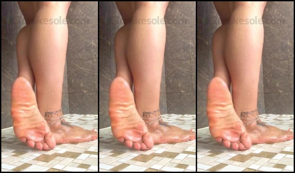 Atlfootjobqueen Aka Kilocakesole Onlyfans Scrunching My Soles And Flexing My Legs In The Shower 4F