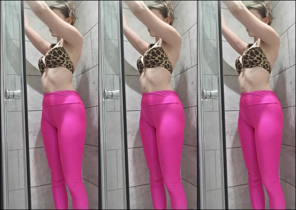 brooklogan-20-11-2019-89886101-teasing-and-getting-soapy-in-my-sexy-pink-lycra-leggings-
