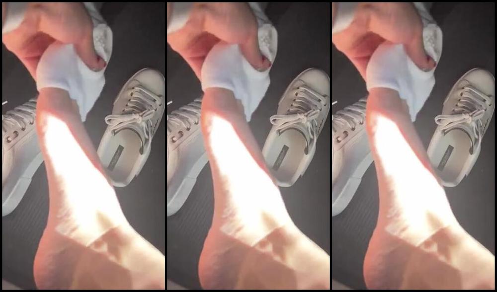 Enna 88 Onlyfans Tirando O Tnis E Pedal Pumping Taking Off The Sneakers And Pedal Pumping