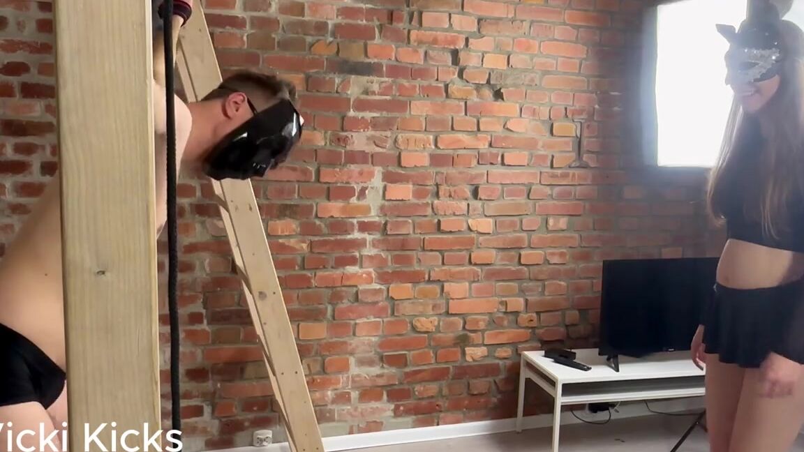 Vicki Kicks Onlyfans What Hurts The Most Lets Check It Bare Foot Knee Onep