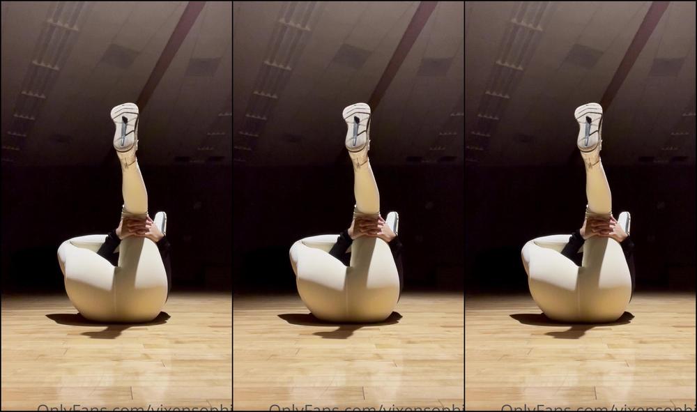 vixensophia-30-11-2021-2288935694-stretching-after-my-gym-sesh-gave-this-guy-boxing-a-view