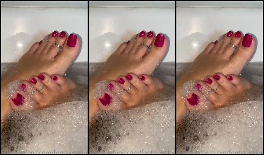 Footsiegalore Onlyfans Self Care Sunday Look At How Moi New Pedi Shines In The Bath That Would You Prefer To Suck On Squ E