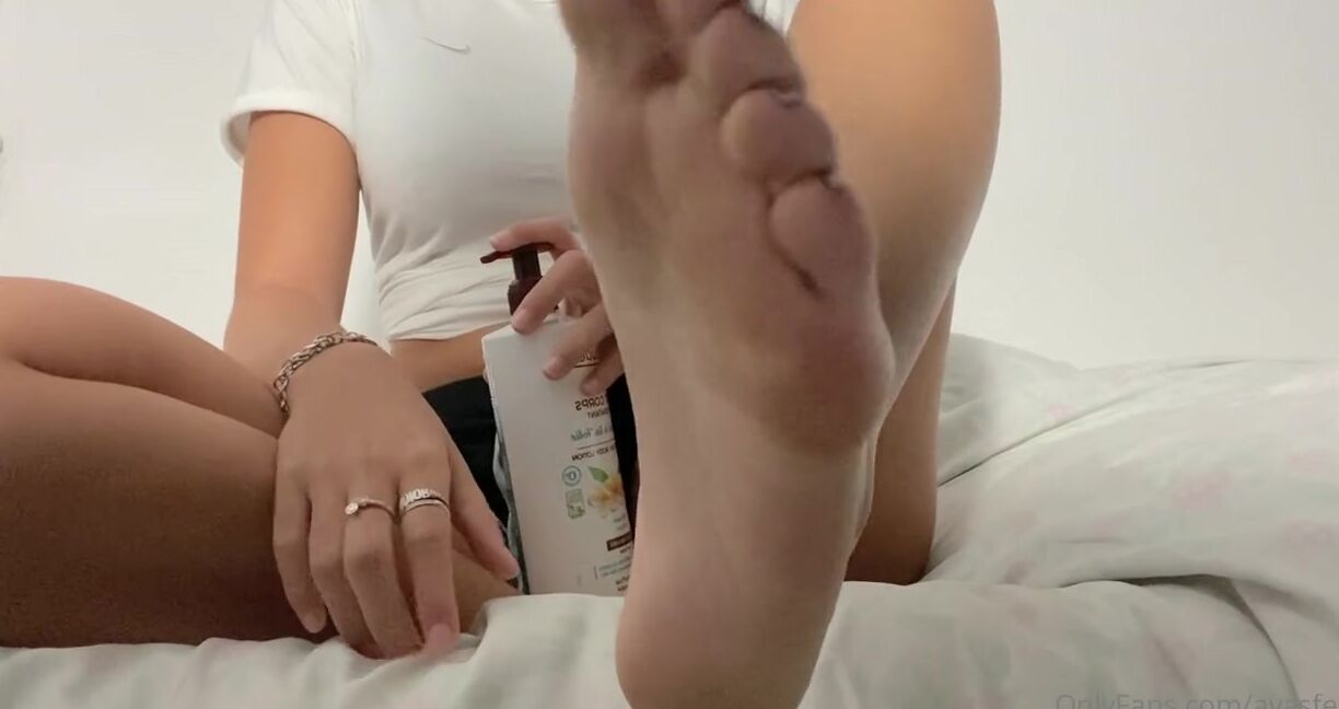 Ayasfeetgirl Onlyfans Petite Vido Face Cam Ou Je M Applique Ma Routine Crme Du Soir Sur Les Pieds Et Les Jambes