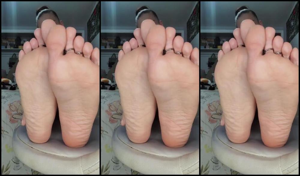 Miss Behavin Aka Misbehavedxoxo Onlyfans Putting Lotion On My Soft Soles Can They Get Any Softer Lol Qso