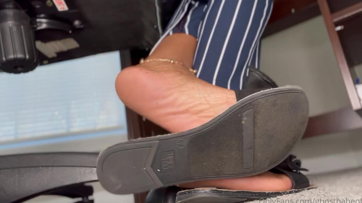 Ghostbabeofficial Nicknamed Ghostbabeofficial 12 30 2021 Onlyfans Video Sneaky Pov Office Soles