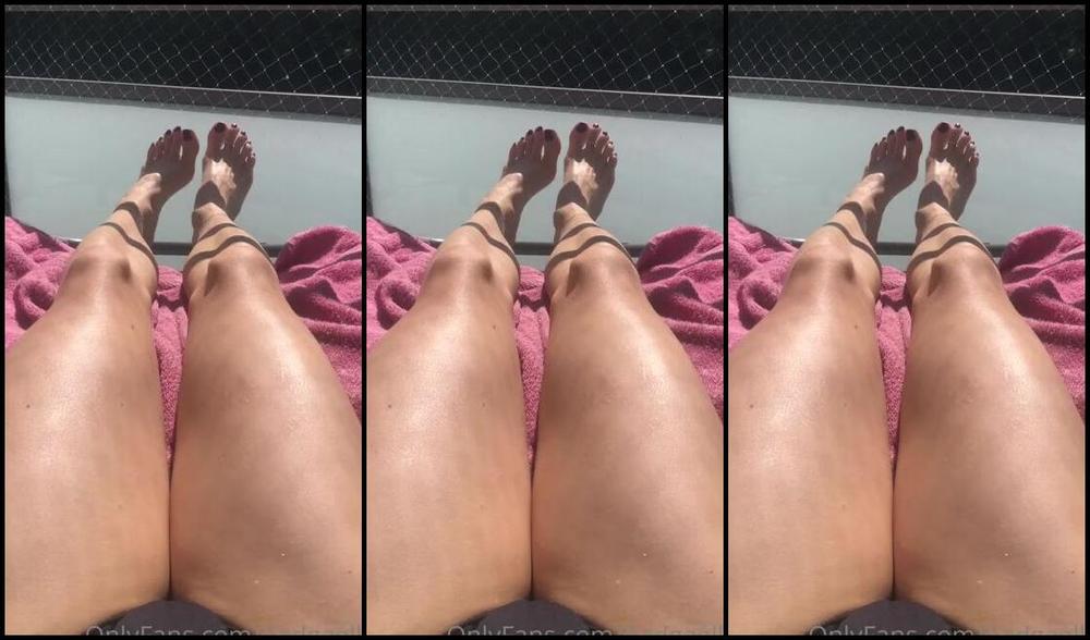 Goddessgaelle Nicknamed Badgaelle Onlyfans Imagine Toi Assis Par Terre Aux Pieds De Ce Transat Je T Ordonne De Me Mettre De L Huile Sur Les