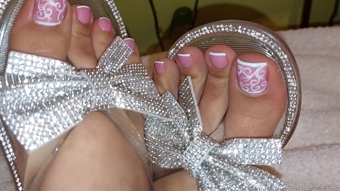 Mica Sandy Nicknamed Sandysmallfeet Onlyfans Enjoy My Sexy Toes In This Shiny Flip Flops Oil And All The Sexy Moves For