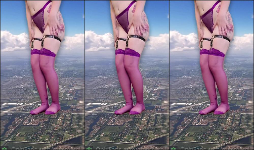 Giantessclips Giantess Cums And Grows Horny Starring Alice Faye Alicexbabyxfree For More Alice Visi